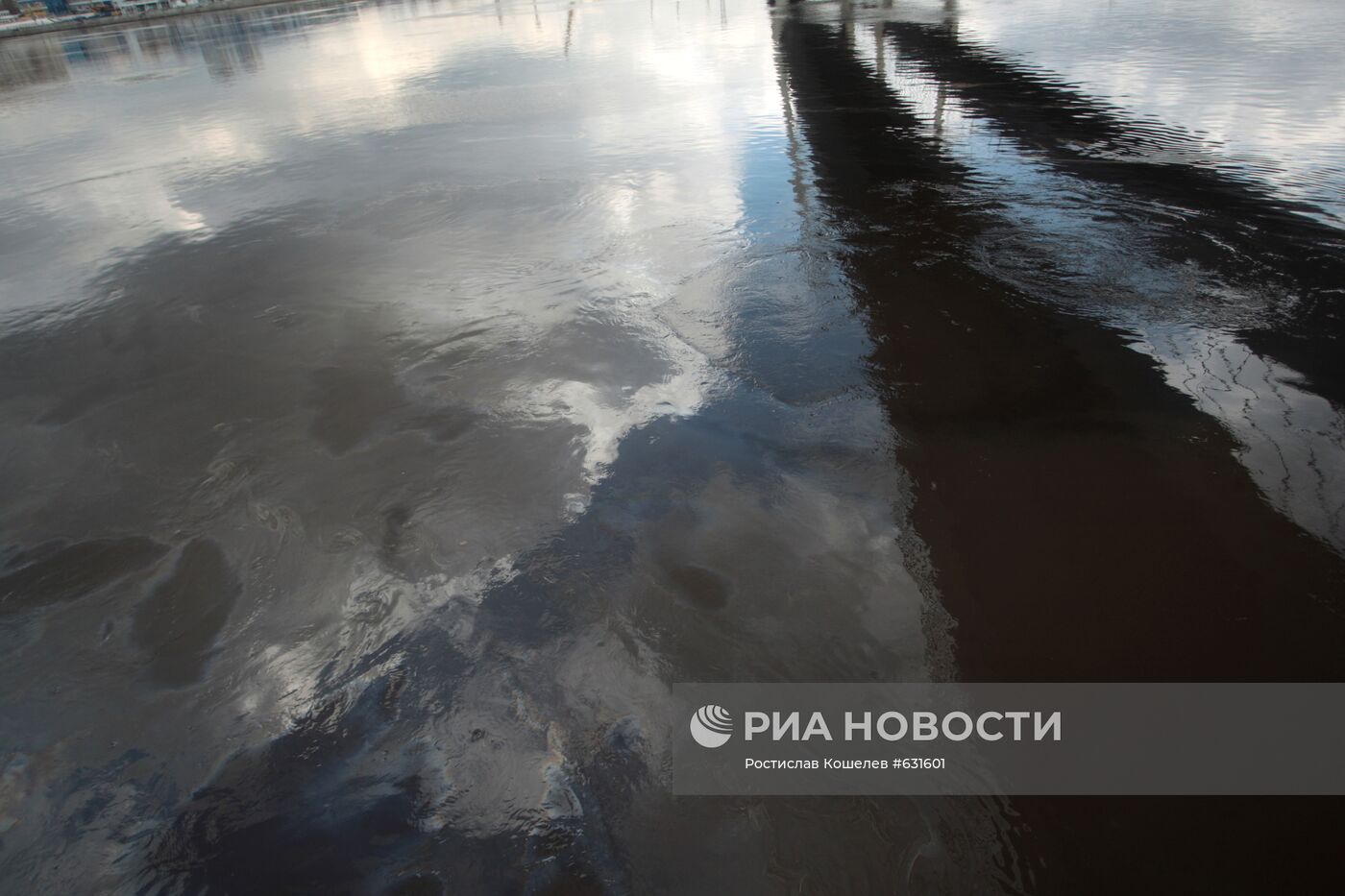 Нефтяное пятно движется по Неве в Санкт-Петербурге