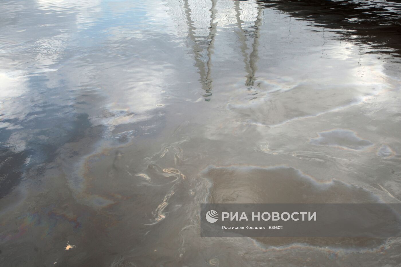 Нефтяное пятно движется по Неве в Санкт-Петербурге