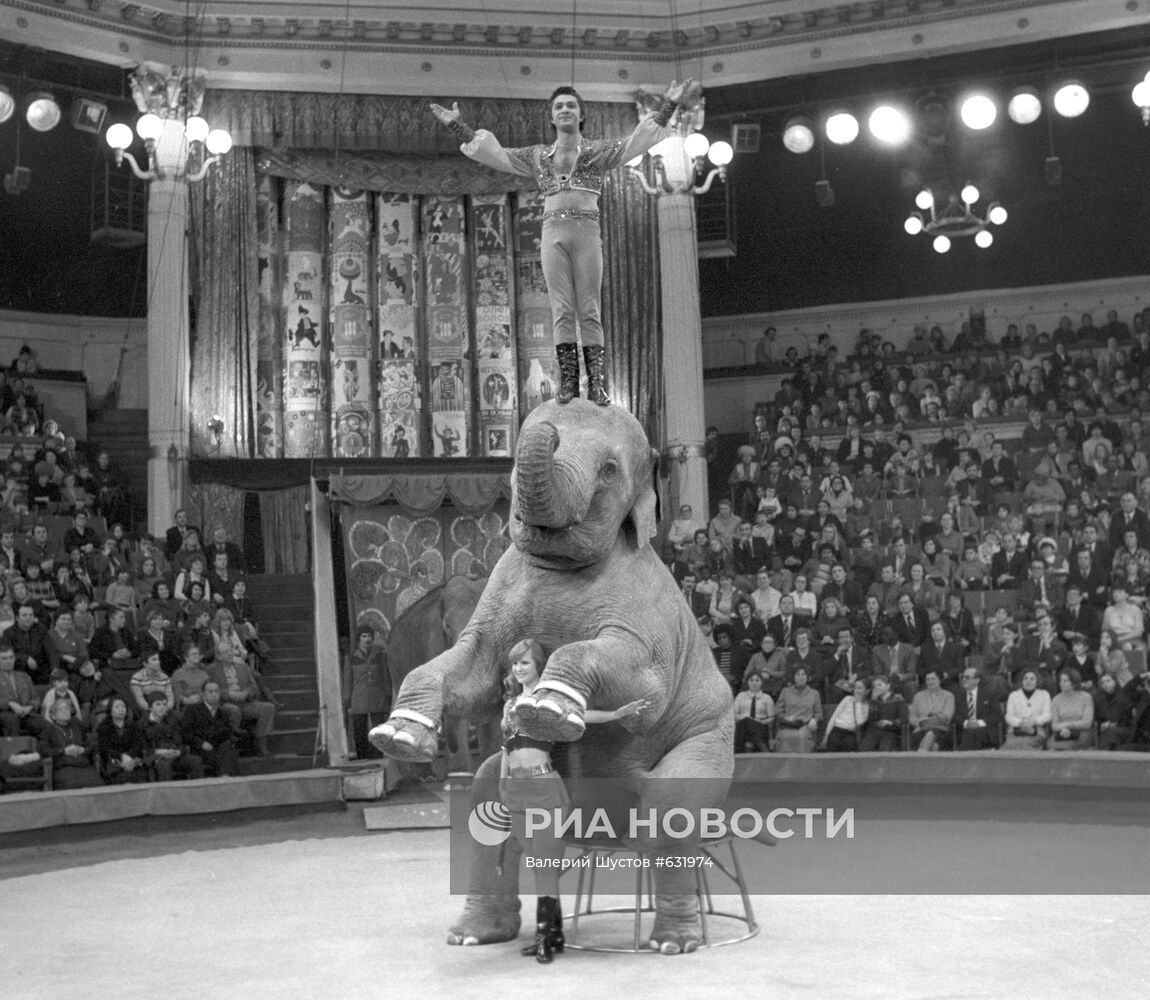 Ольга Денисова и Сорват Бегбуди во время выступления