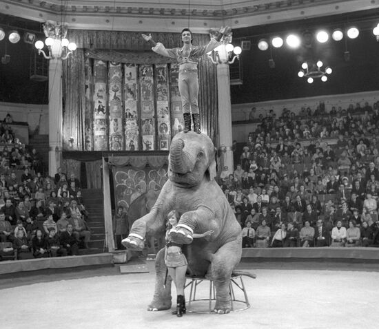 Ольга Денисова и Сорват Бегбуди во время выступления