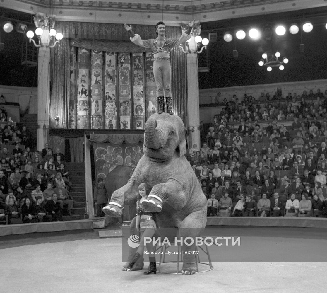 Ольга Денисова и Сорват Бегбуди во время выступления