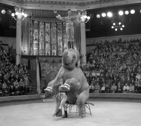 Ольга Денисова и Сорват Бегбуди во время выступления