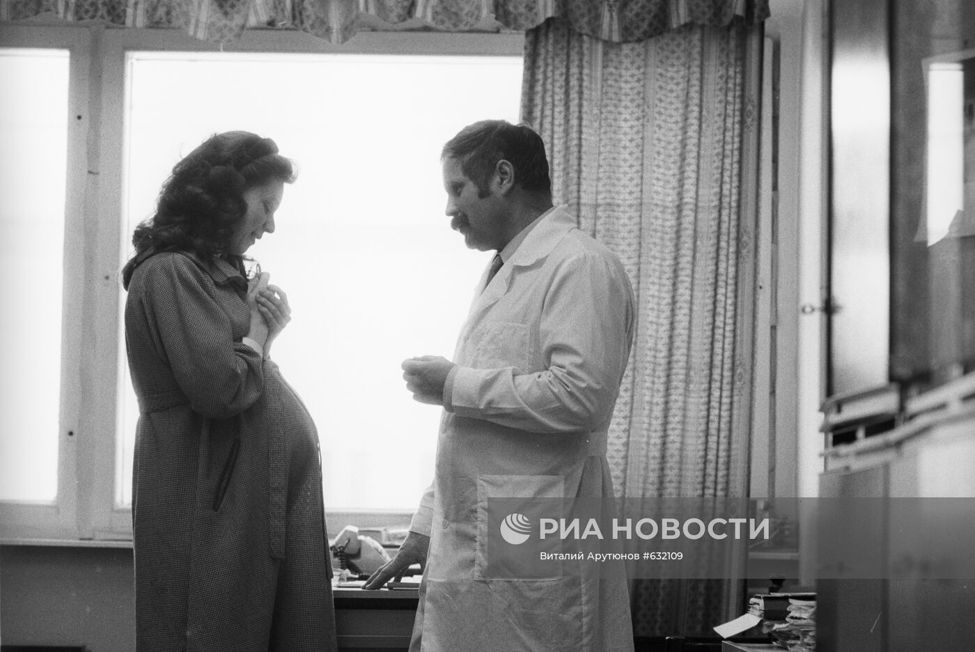 Профессор Б. Леонов с пациенткой