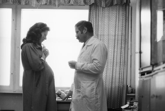 Профессор Б. Леонов с пациенткой