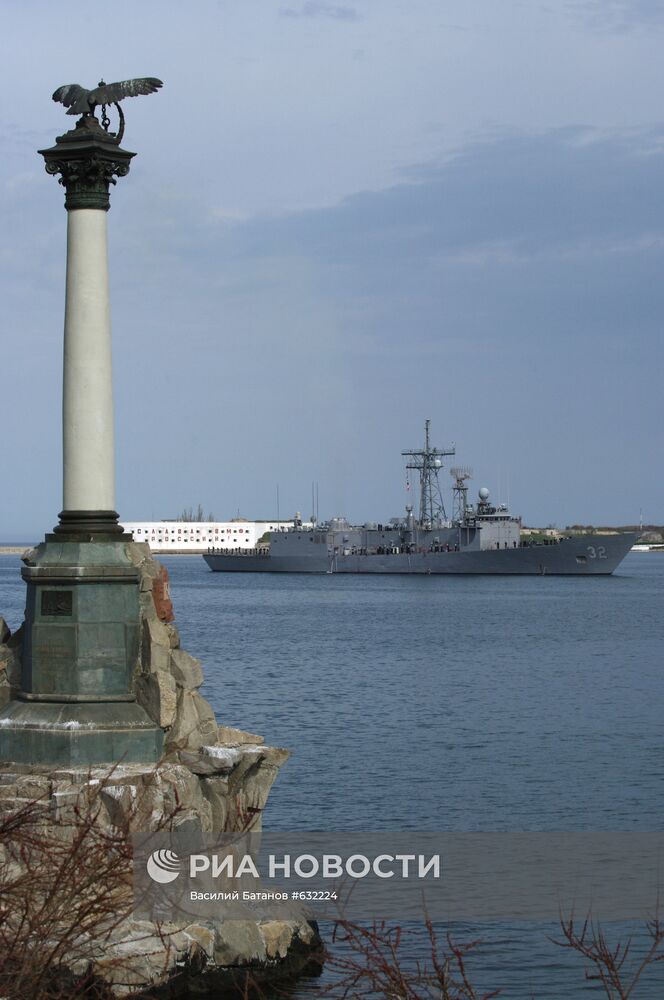 Фрегат ВМС США "Джон Л. Холл" прибыл в Севастополь