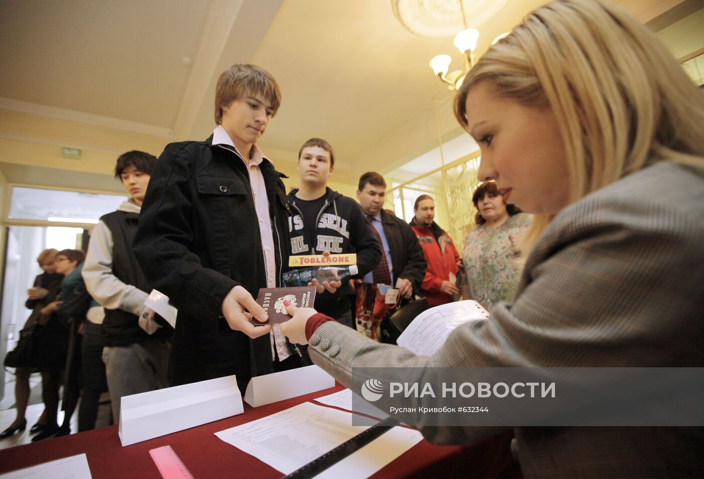 Учащиеся школы № 698 перед сдачей ЕГЭ по русскому языку