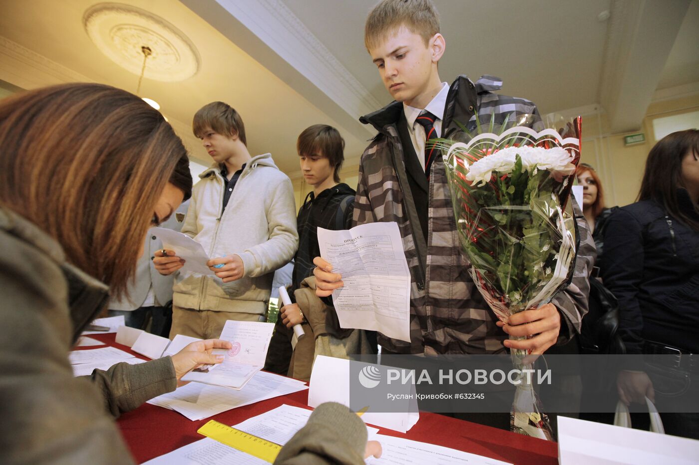 Учащиеся школы № 698 перед сдачей ЕГЭ по русскому языку