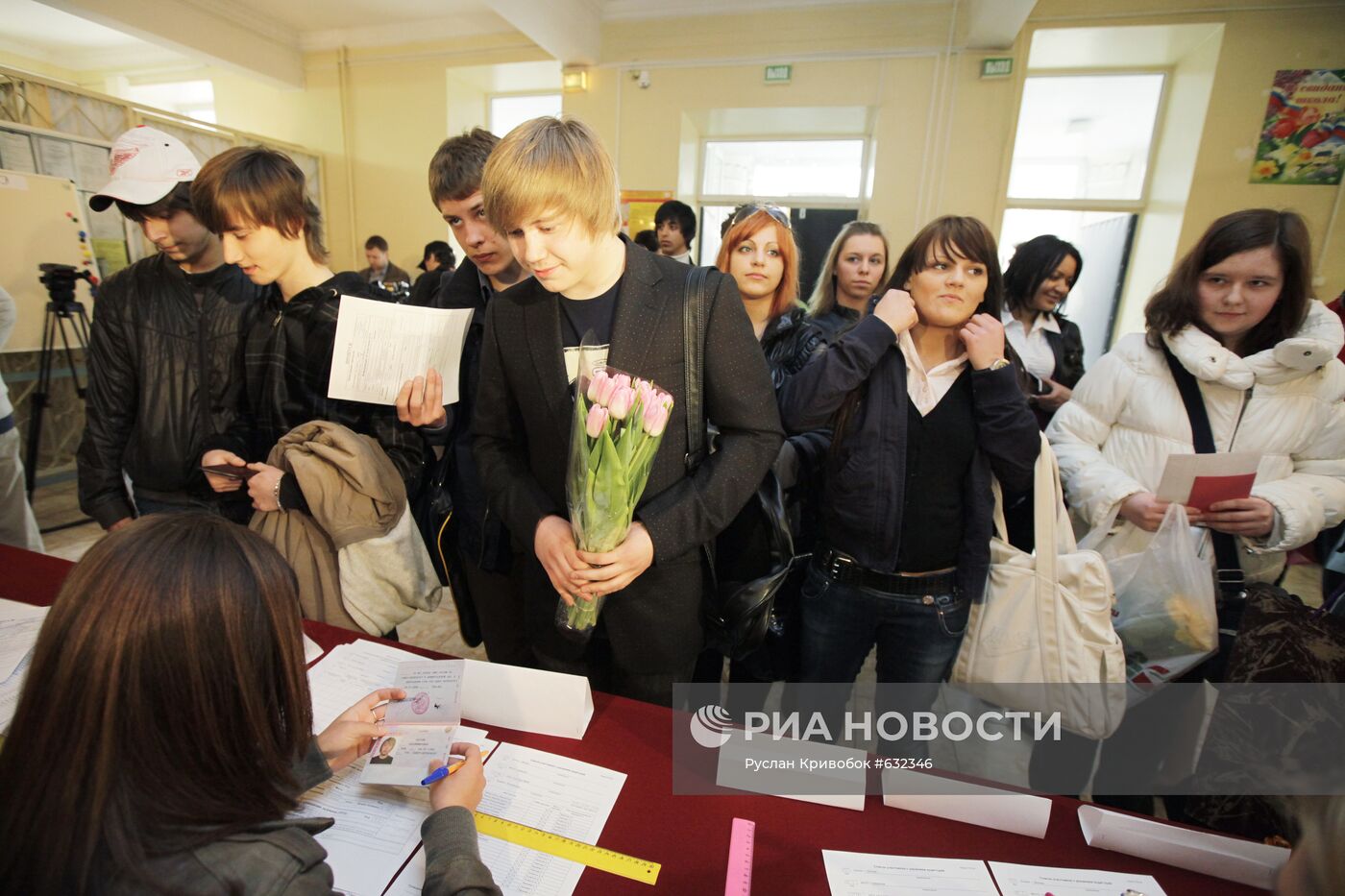 Учащиеся школы № 698 перед сдачей ЕГЭ по русскому языку