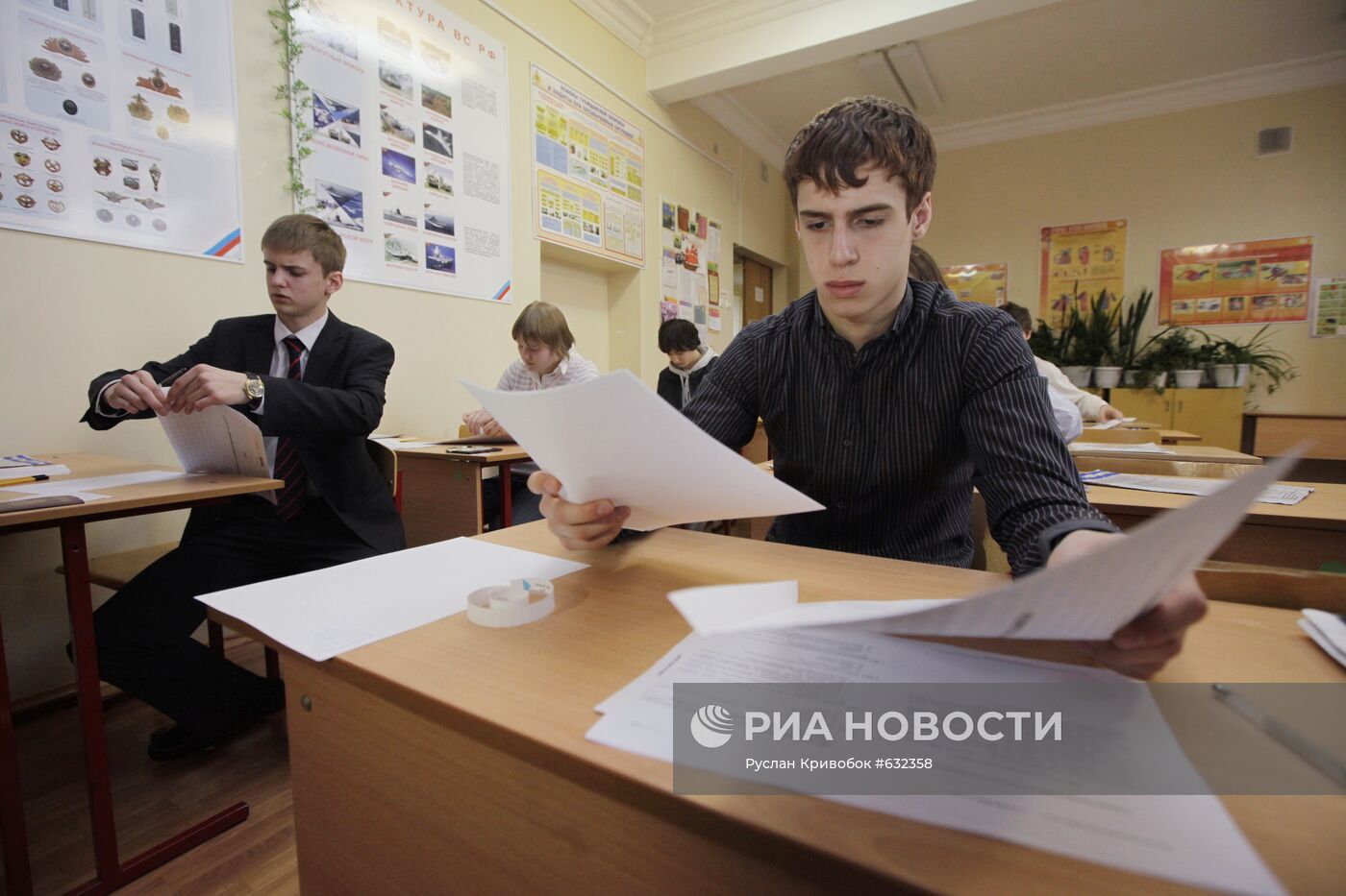 Ученики школы № 698 перед сдачей ЕГЭ