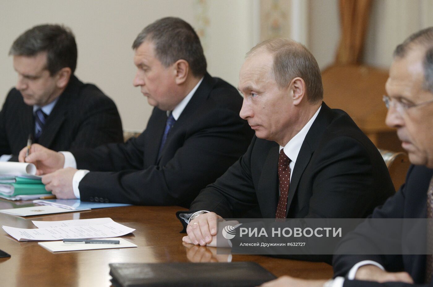 Владимир Путин провел рабочую встречу с Николаем Азаровым