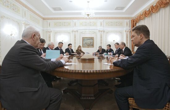 Владимир Путин провел рабочую встречу с Николаем Азаровым
