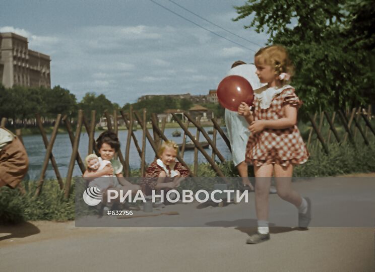 Кадр из цветной версии фильма "Подкидыш"