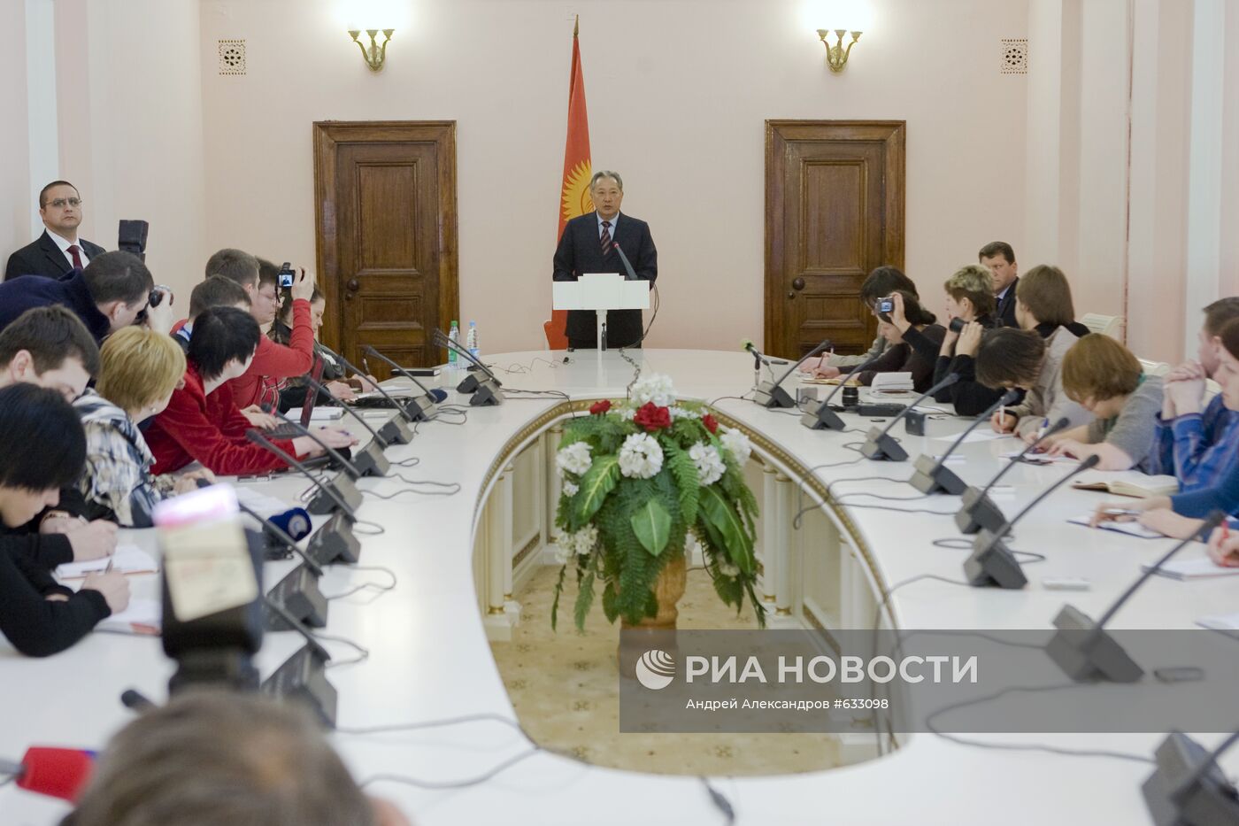 Курманбек Бакиев провел встречу с журналистами в Минске