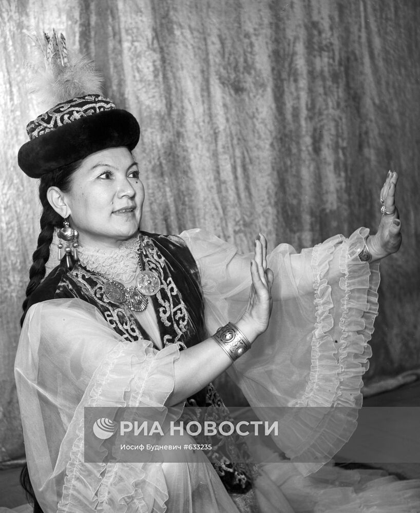 Народная артистка Казахской ССР Шара Жиенкулова