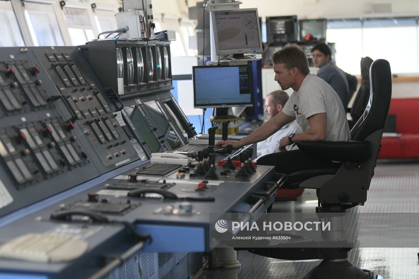 На капитанском мостике морского трубоукладчика "С-Маster"