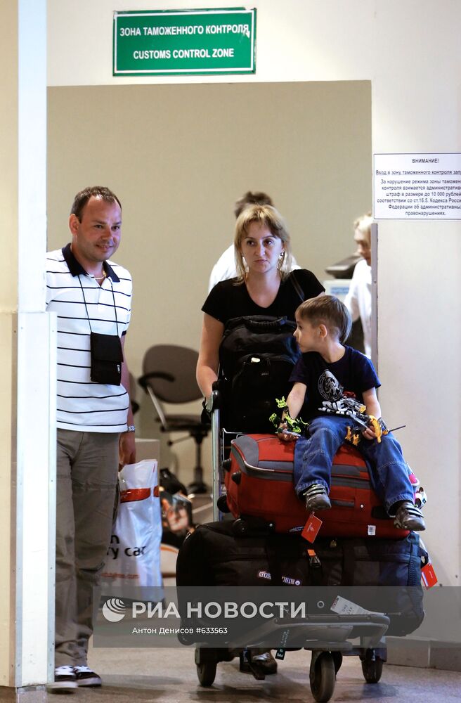 Пассажиры, прилетевшие из Лондона, в аэропорту "Домодедово"