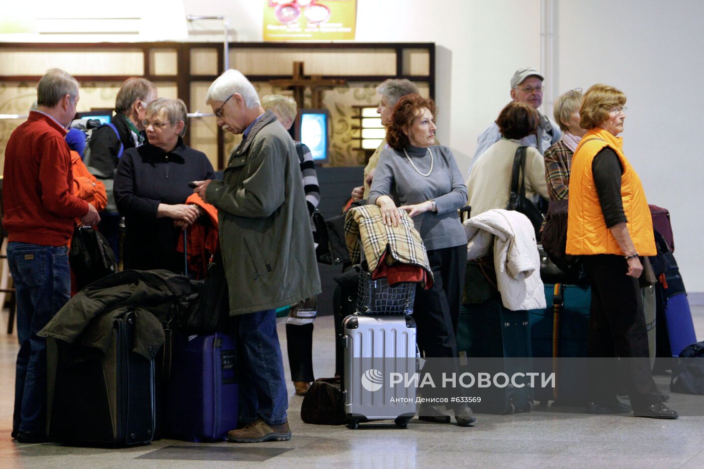 Пассажиры, прилетевшие из Лондона, в аэропорту "Домодедово"
