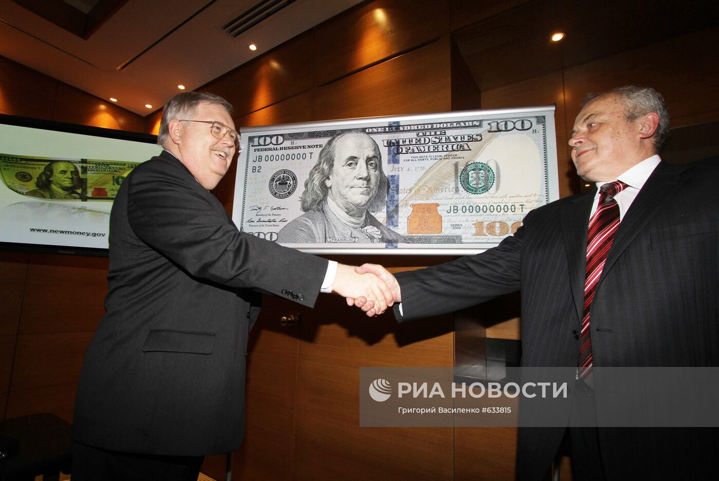 Презентация новой 100-долларовой банкноты в Киеве