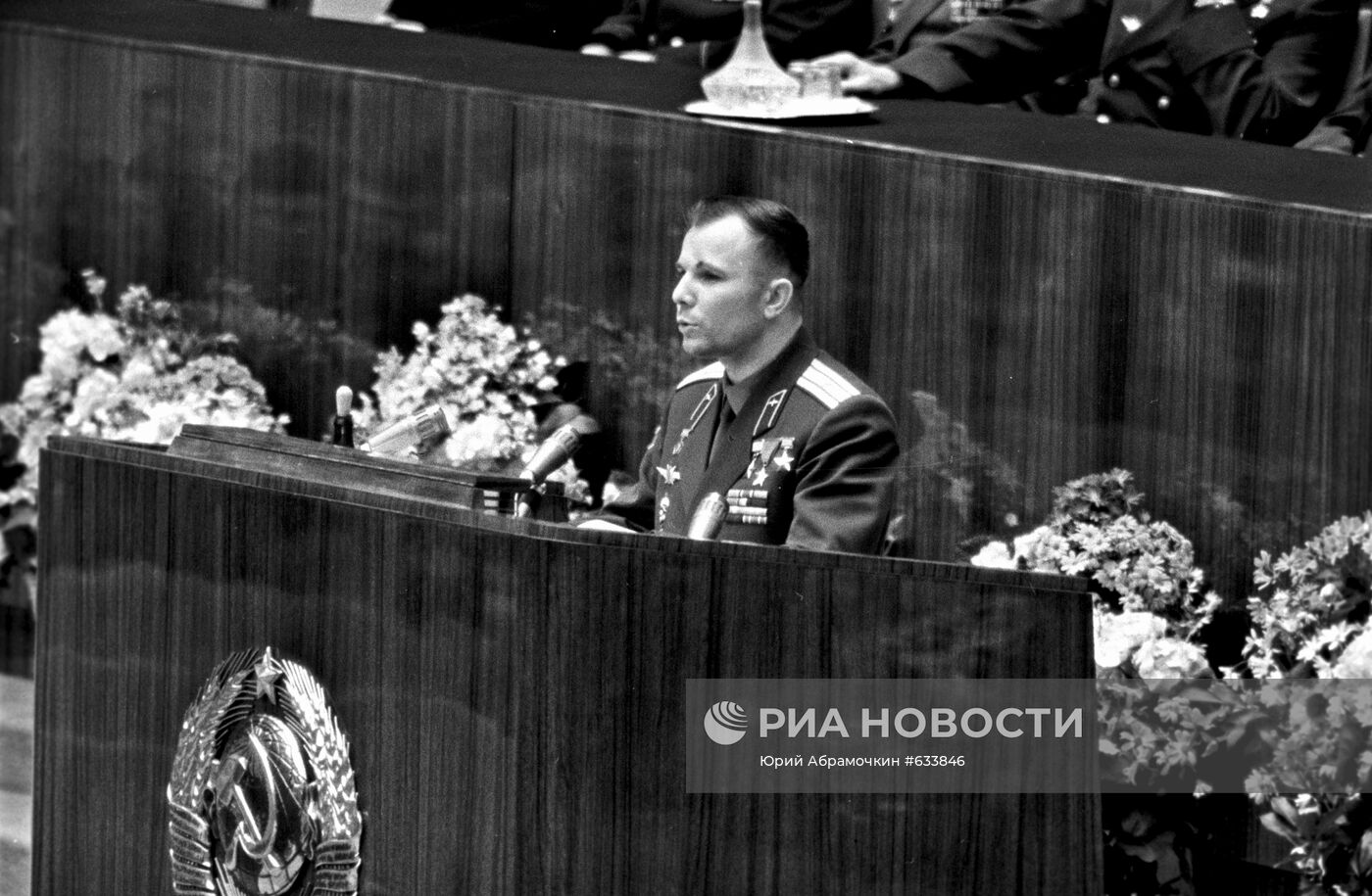 Летчик-космонавт СССР Юрий Гагарин во время выступления