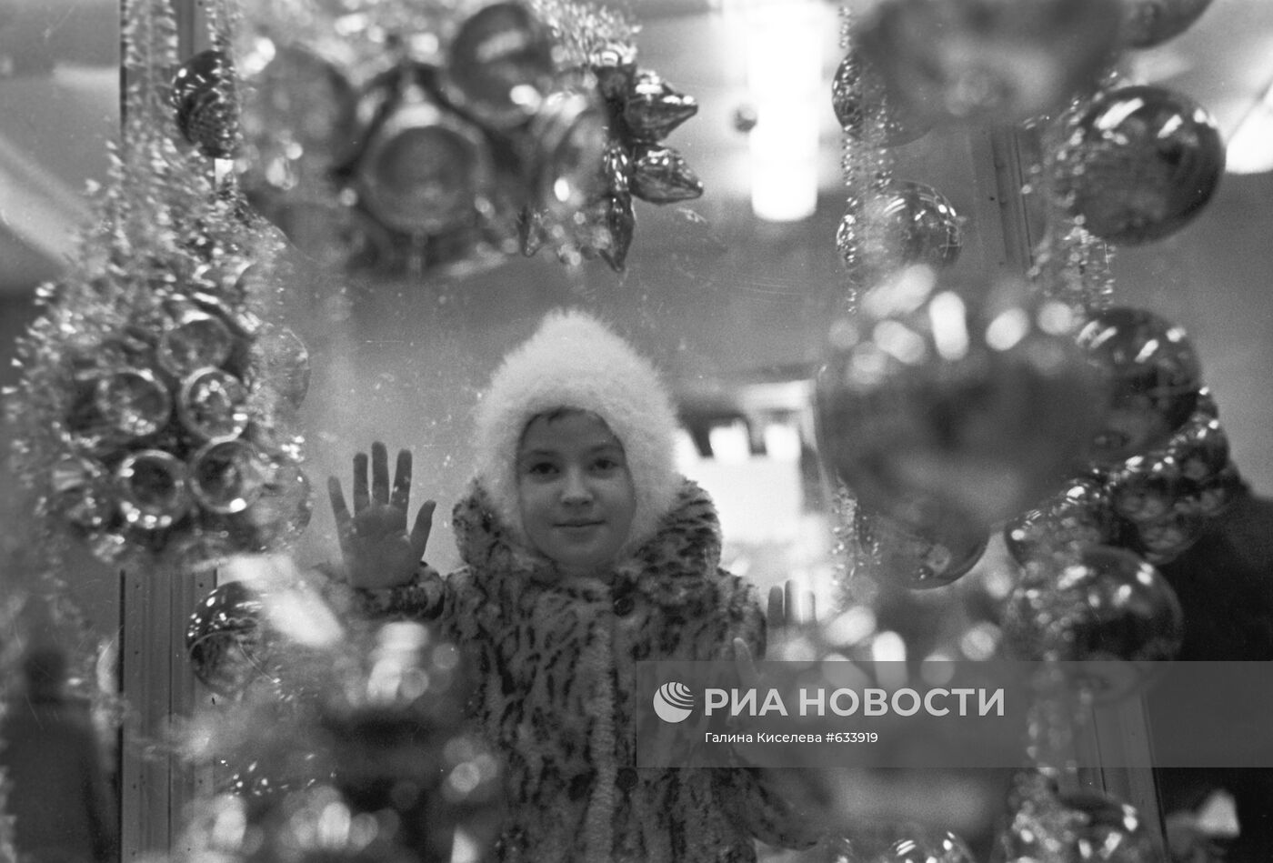 Девочка у витрины магазина "Детский мир"