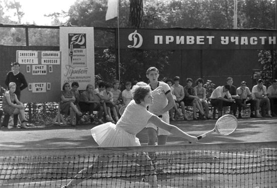 Теннисисты Н.Сальникова и В.Морозов