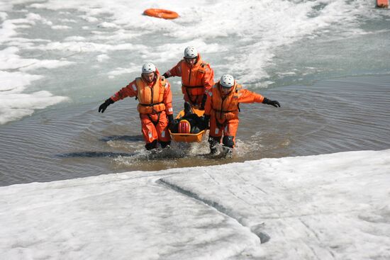 Показательное занятие МЧС по спасению людей на льду