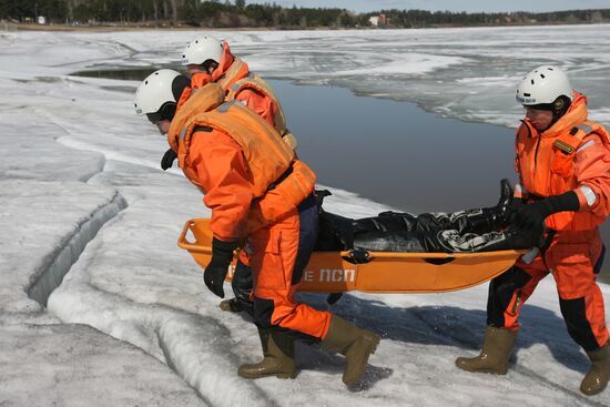 Показательное занятие МЧС по спасению людей на льду