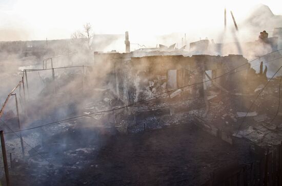 Крупный пожар в поселке в пригороде Оренбурга