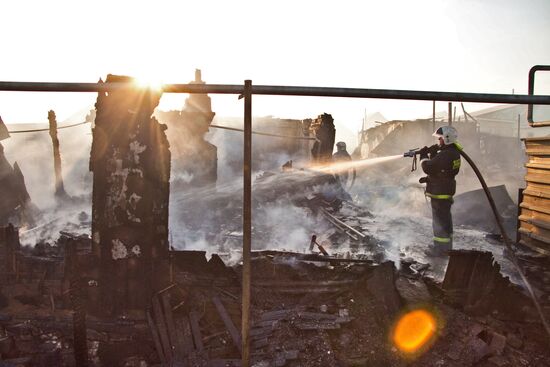 Крупный пожар в поселке в пригороде Оренбурга