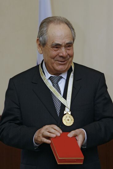 Минтимеру Шаймиеву вручена Почетная медаль ТЮРКСОЙ