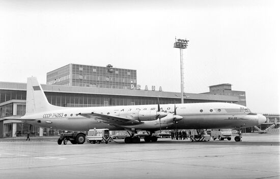 Лайнер Ил-18 в пражском аэропорту