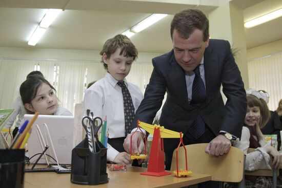 Д.Медведев посетил московскую школу