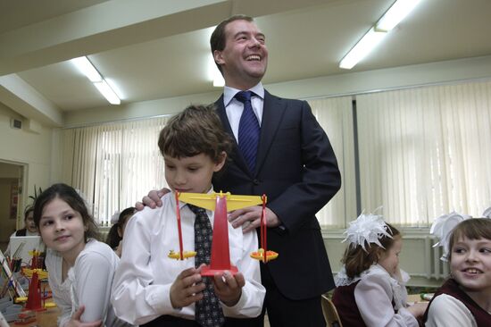 Д.Медведев посетил московскую школу
