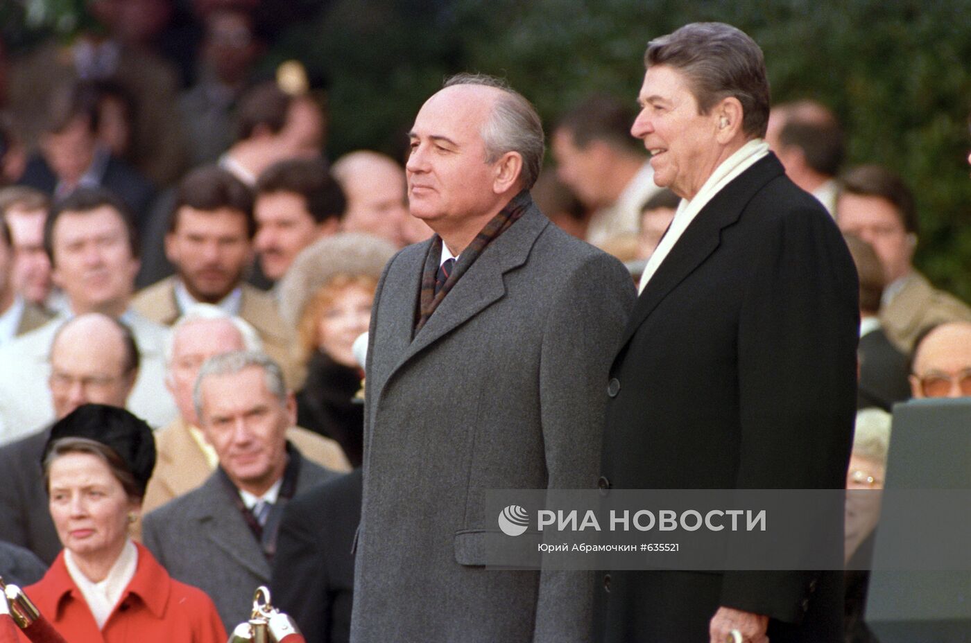 Михаил Горбачев и Рональд Рейган перед Белым домом
