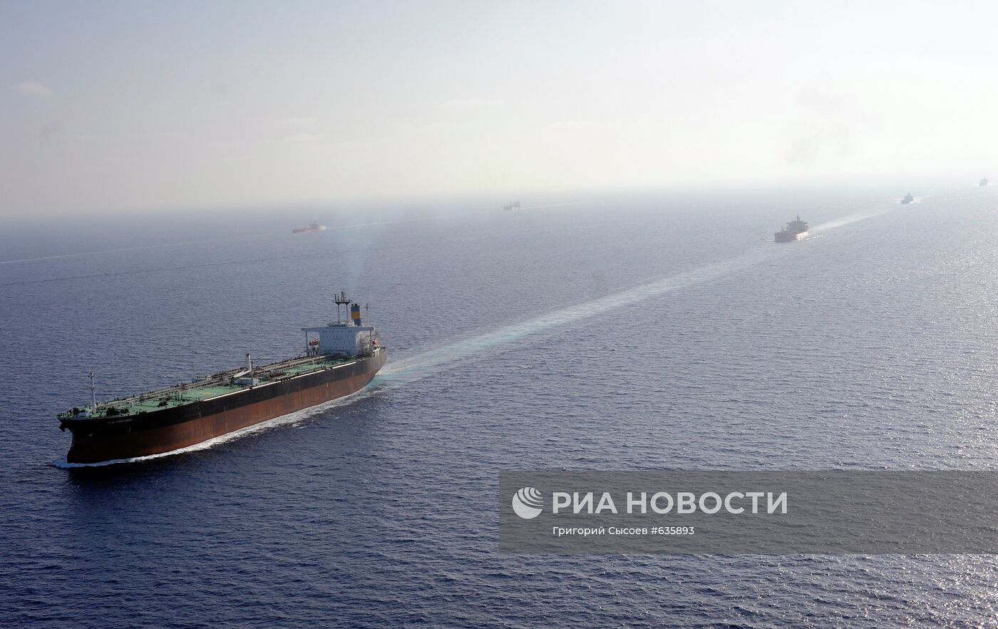 Иностранный военный конвой сопровождает судна в Аденском заливе