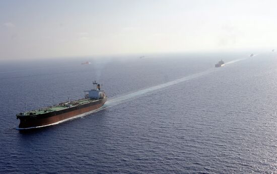 Иностранный военный конвой сопровождает судна в Аденском заливе