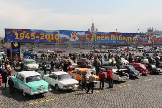 Ретро-автомобили на Васильевском спуске в Москве