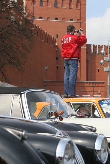 Ретро-автомобили на Васильевском спуске в Москве