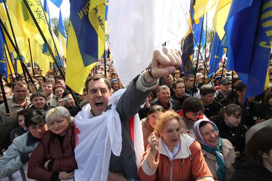 Участники митинга у здания Верховной Рады Украины