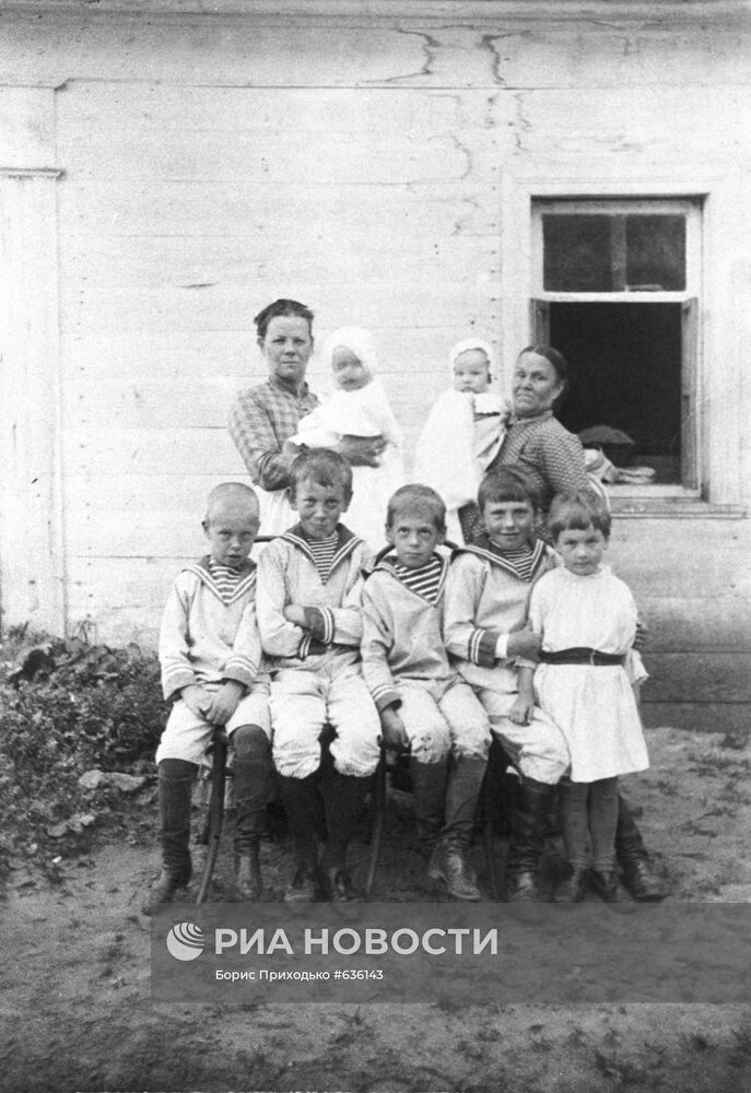 Дети Толстых и Кузминских с нянями