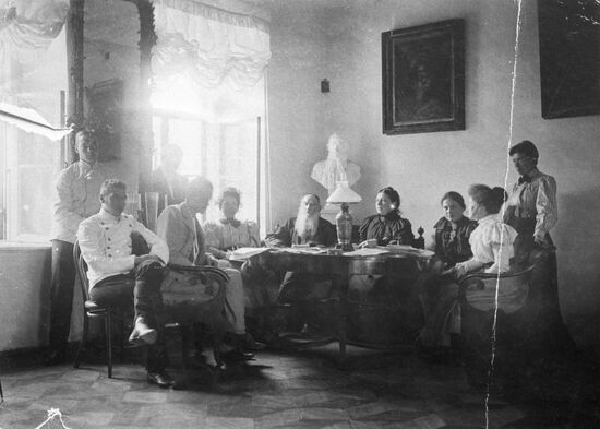 Л.Н.Толстой в кругу семьи и гостей
