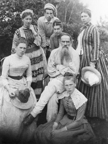 Л.Н.Толстой в кругу семьи и гостей