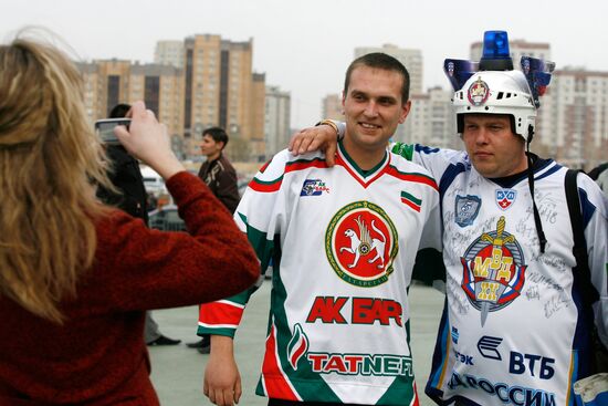 Хоккейные болельщики перед матчем между ХК "Ак Барс" и ХК МВД