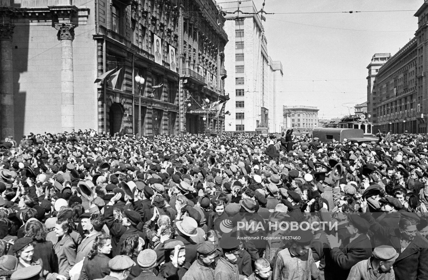 Около американского посольства на Моховой в Москве