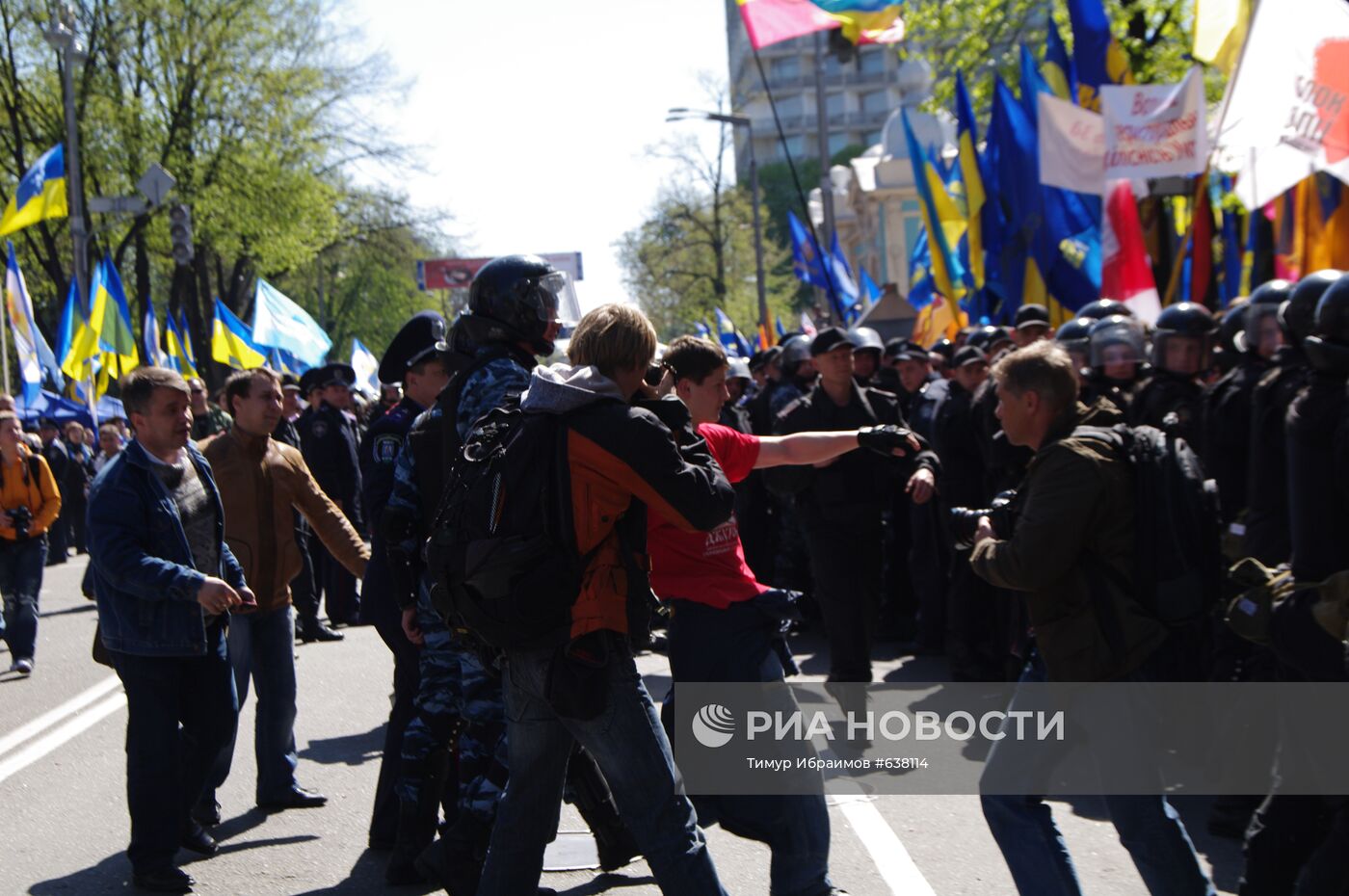 Митинг сторонников и противников соглашения по ЧФ в Киеве