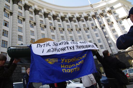 Митинг сторонников и противников соглашения по ЧФ в Киеве