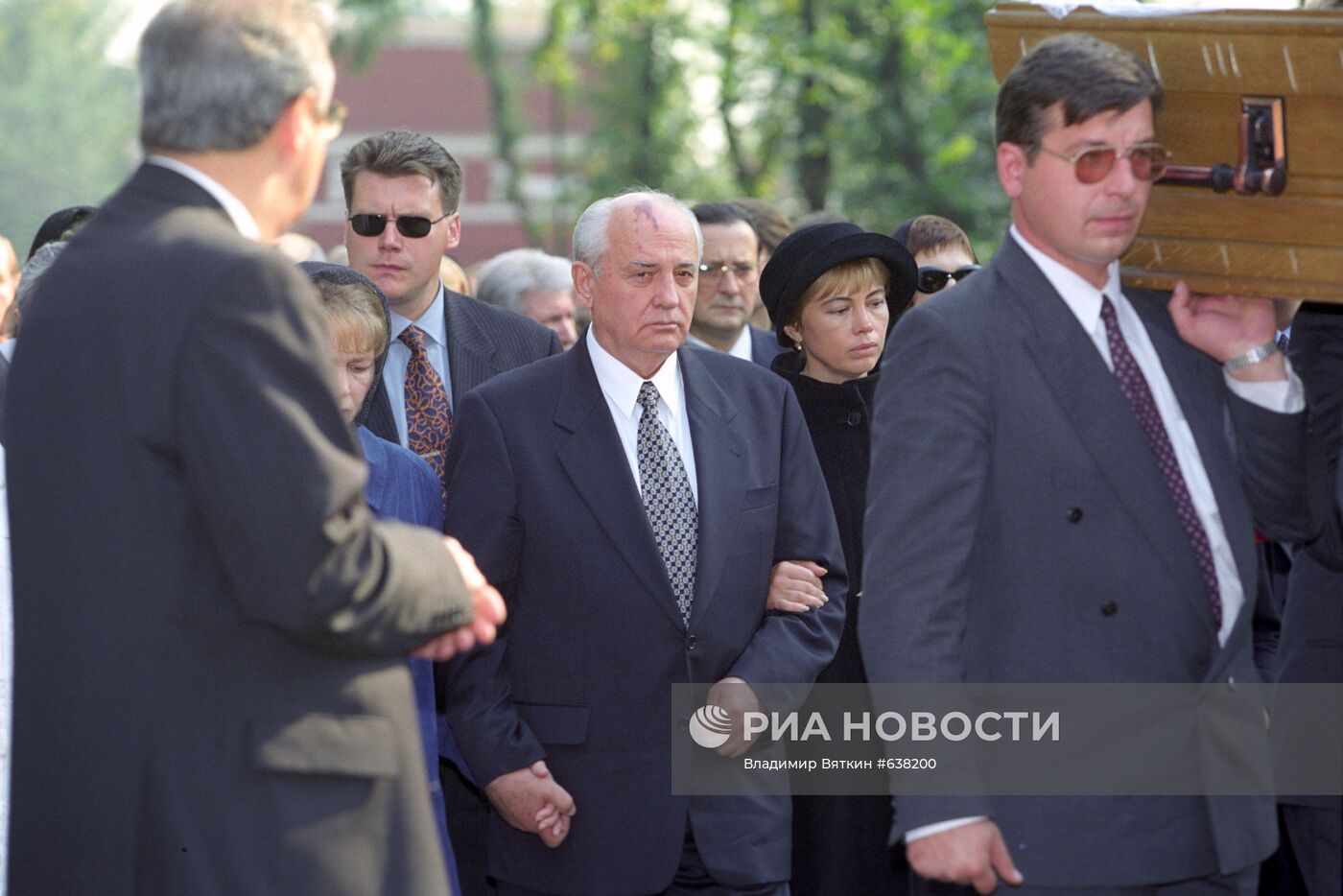 Михаил Горбачев с дочерью на похоронах Раисы Максимовны