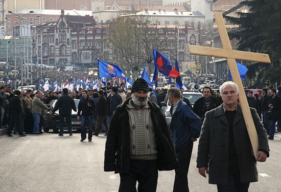 Шествие и митинг у Авлабарской резиденции президента Грузии