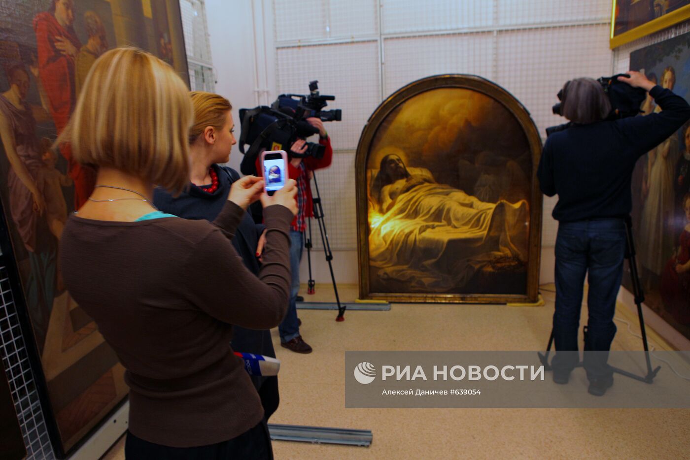 Демонстрация картины "Христос во гробе" в Русском музее
