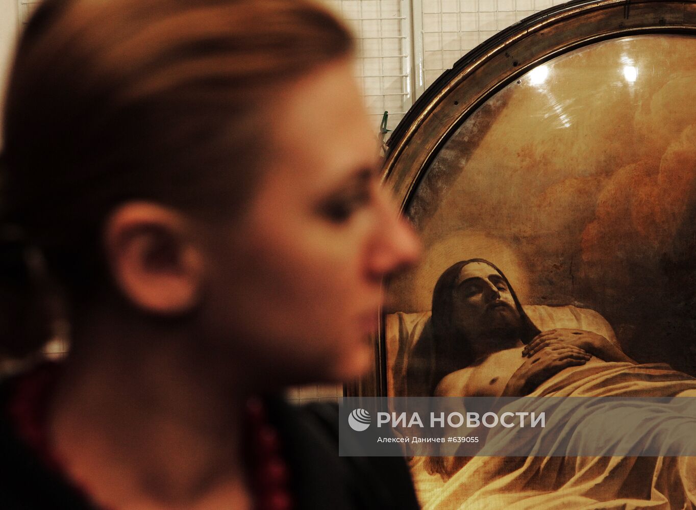 Демонстрация картины "Христос во гробе" в Русском музее